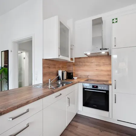 Backhome - L - Parkhaus - Fantastische Schlosslage - Smarttv - Waschmaschine - Netflix - 50qm - 24h Checkin- 3 Appartement Ludwigsburg